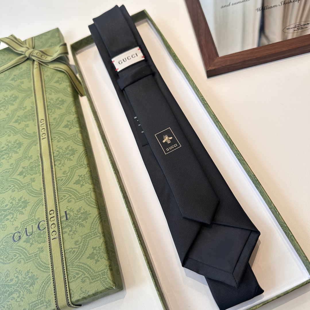 特批 G家专柜新款男士领带👔👔，稀有采用经典小G LOGO提花展现精湛手工与时尚优雅的理想选择，这款领带