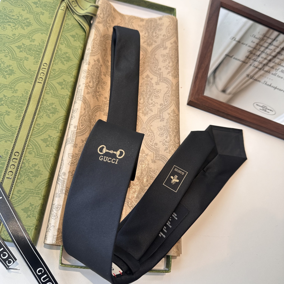 特批 G家专柜新款男士领带👔👔，稀有采用经典小G LOGO提花展现精湛手工与时尚优雅的理想选择，这款领带