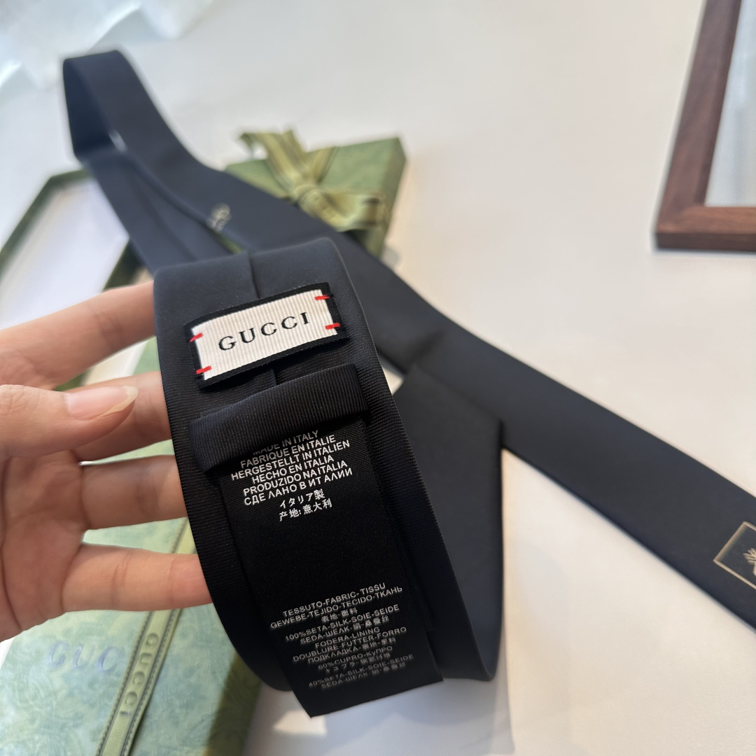 特批 G家专柜新款男士领带👔👔，稀有采用经典小G LOGO提花展现精湛手工与时尚优雅的理想选择，这款领带