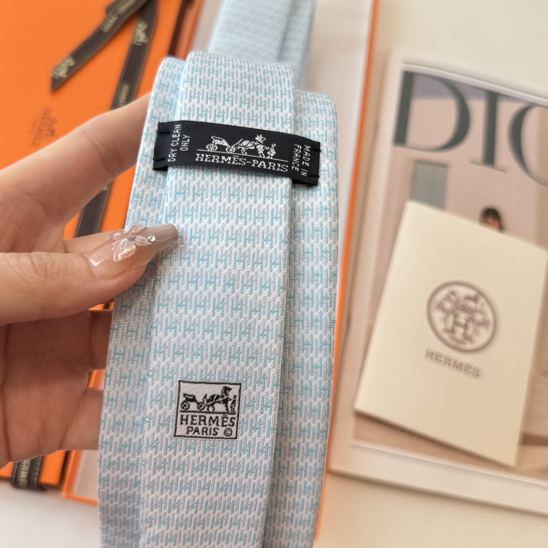 特 爱马仕男士新款领带系列👔👔，稀有H家每年都有一千条不同印花的领带面世，从最初的多以几何图案表现骑术活