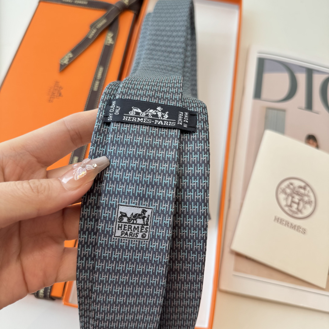 特 爱马仕男士新款领带系列👔👔，稀有H家每年都有一千条不同印花的领带面世，从最初的多以几何图案表现骑术活