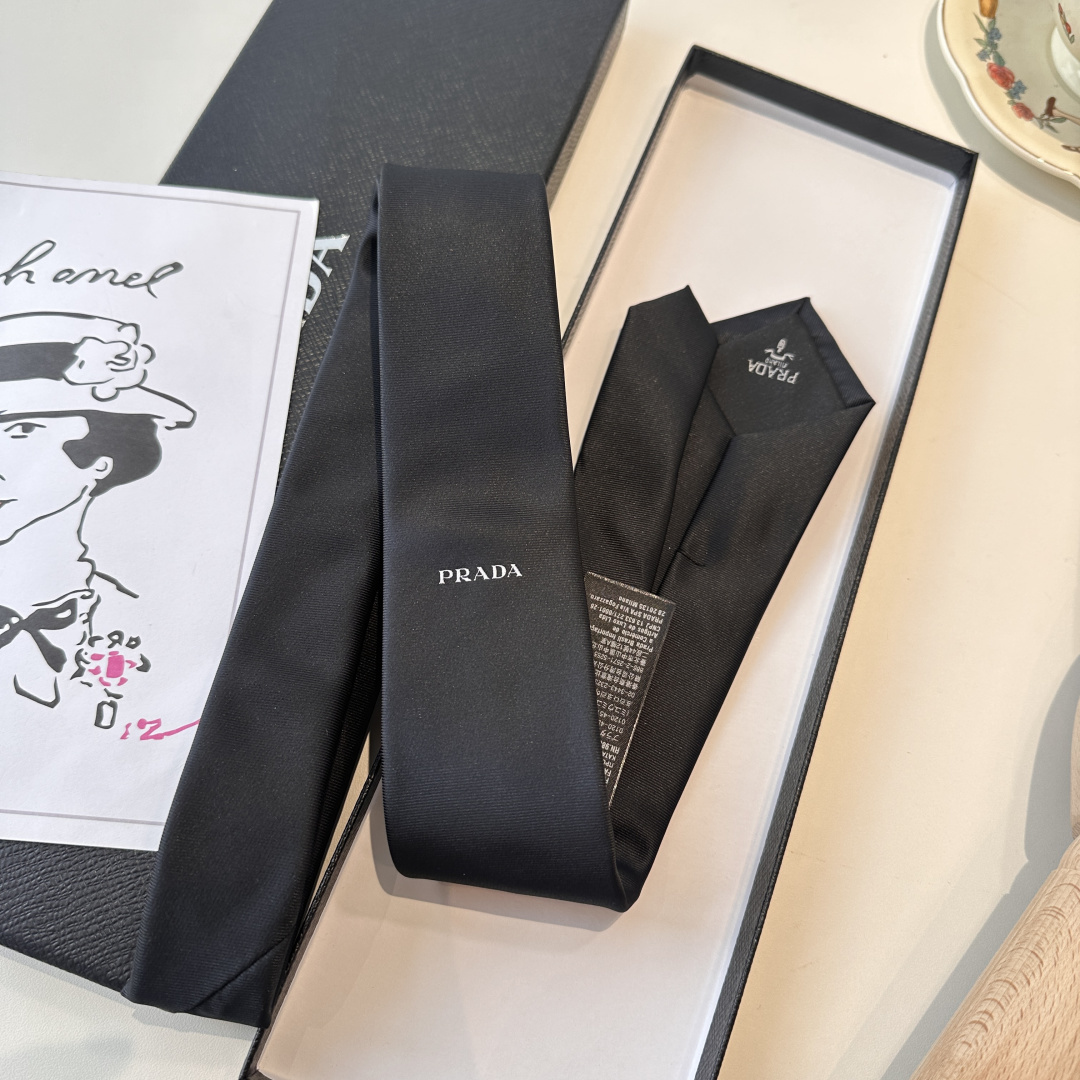 特 👏👏P家经典领带 中性款【Prada字母领带】高端定制，双层水洗标，稀有😻😻展现精湛手工与时尚优雅的