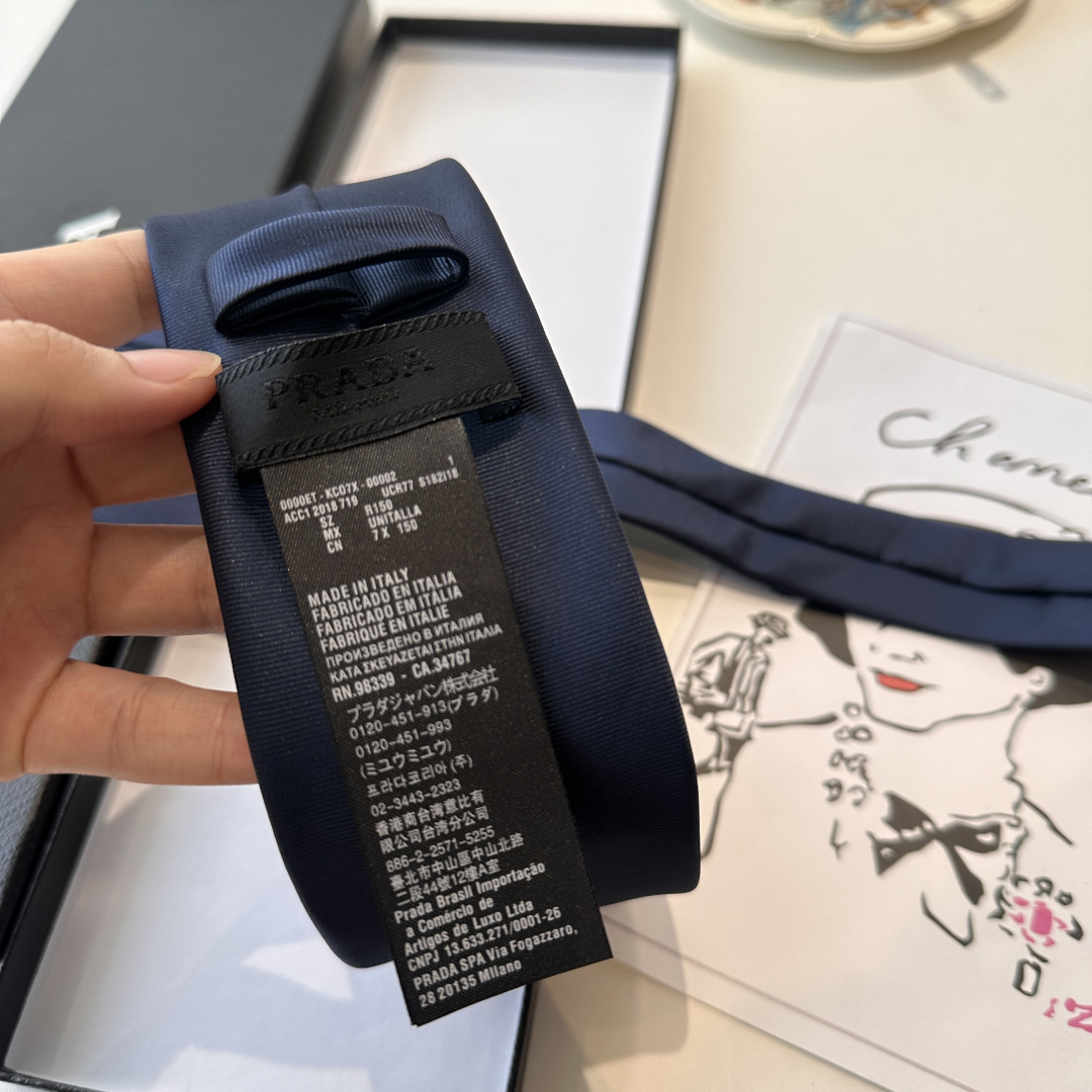 特 👏👏P家经典领带 中性款【Prada字母领带】高端定制，双层水洗标，稀有😻😻展现精湛手工与时尚优雅的