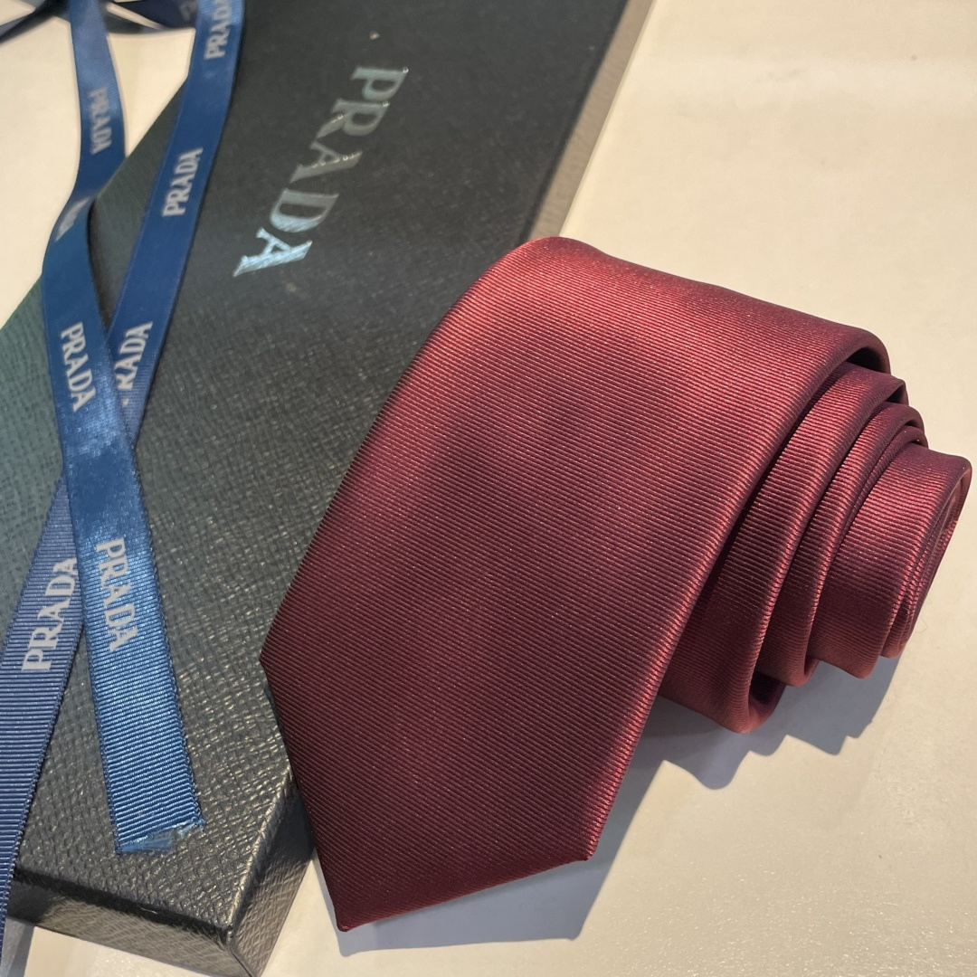 特 👏👏P家经典领带 中性款【Prada字母领带】高端定制，双层水洗标，稀有😻😻展现精湛手工与时尚优雅的