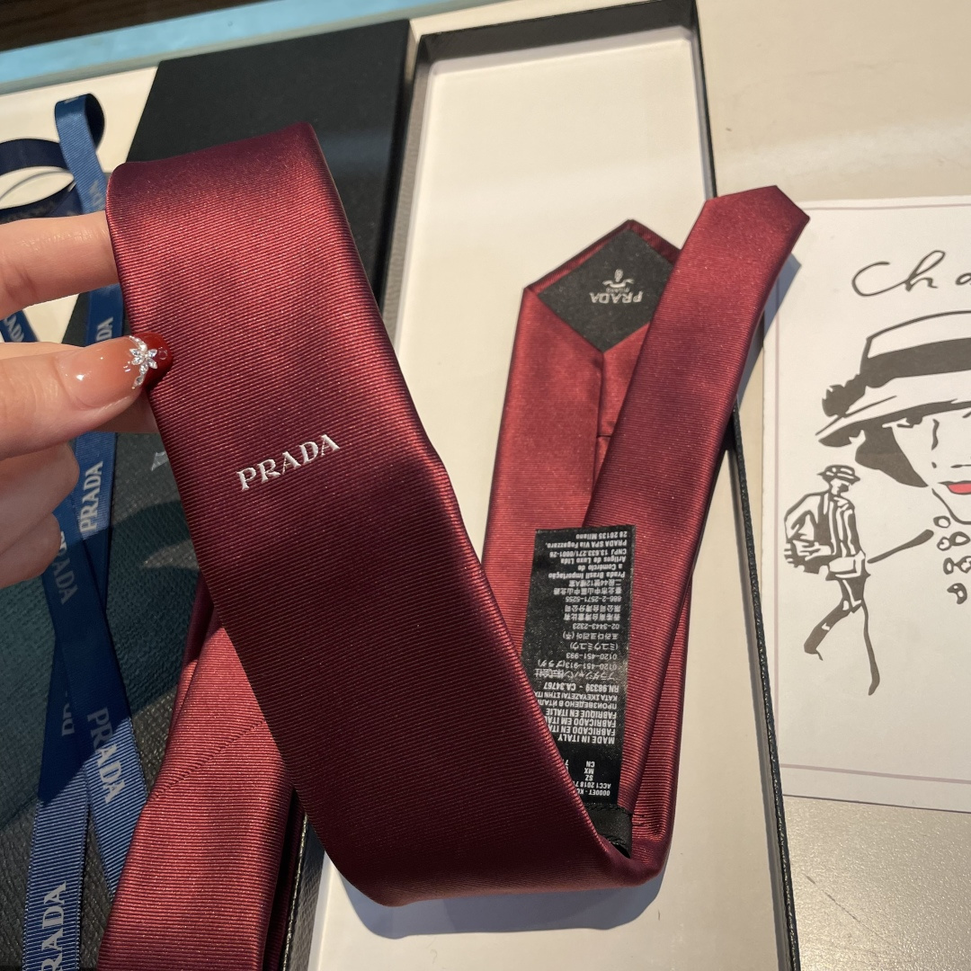 特 👏👏P家经典领带 中性款【Prada字母领带】高端定制，双层水洗标，稀有😻😻展现精湛手工与时尚优雅的