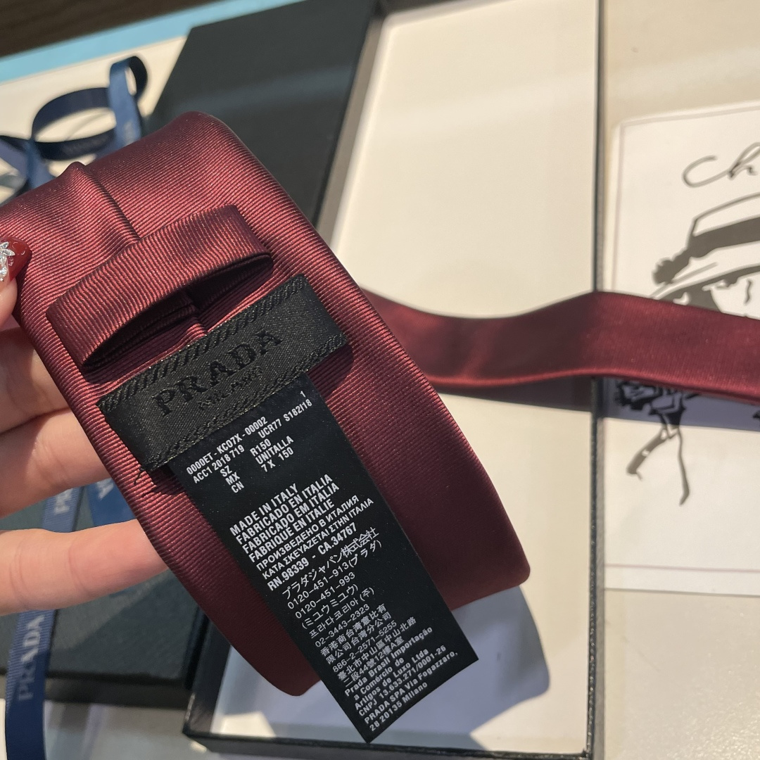 特 👏👏P家经典领带 中性款【Prada字母领带】高端定制，双层水洗标，稀有😻😻展现精湛手工与时尚优雅的