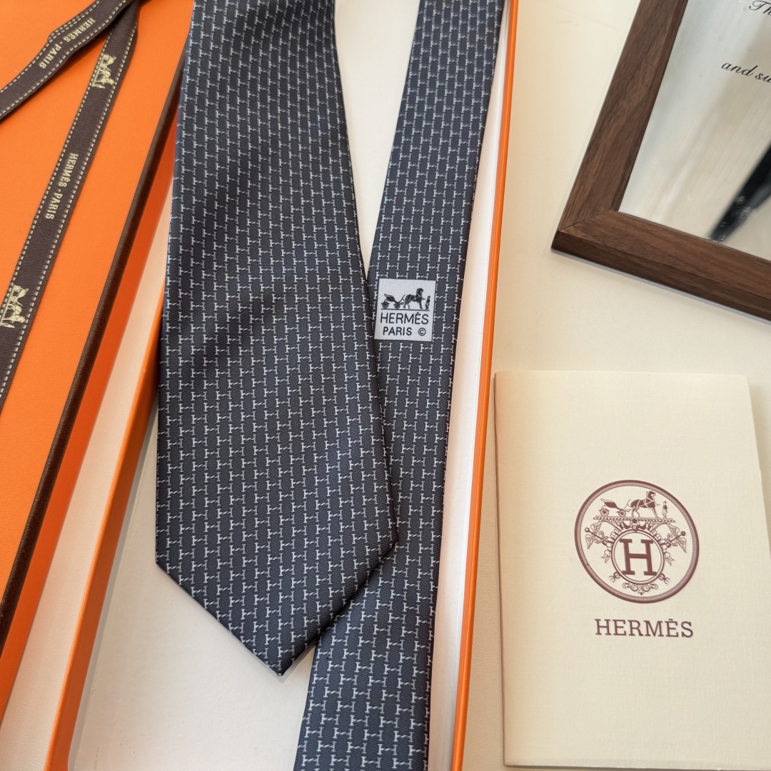 特 爱马仕男士新款领带系列👔👔，稀有H家每年都有一千条不同印花的领带面世，从最初的多以几何图案表现骑术活