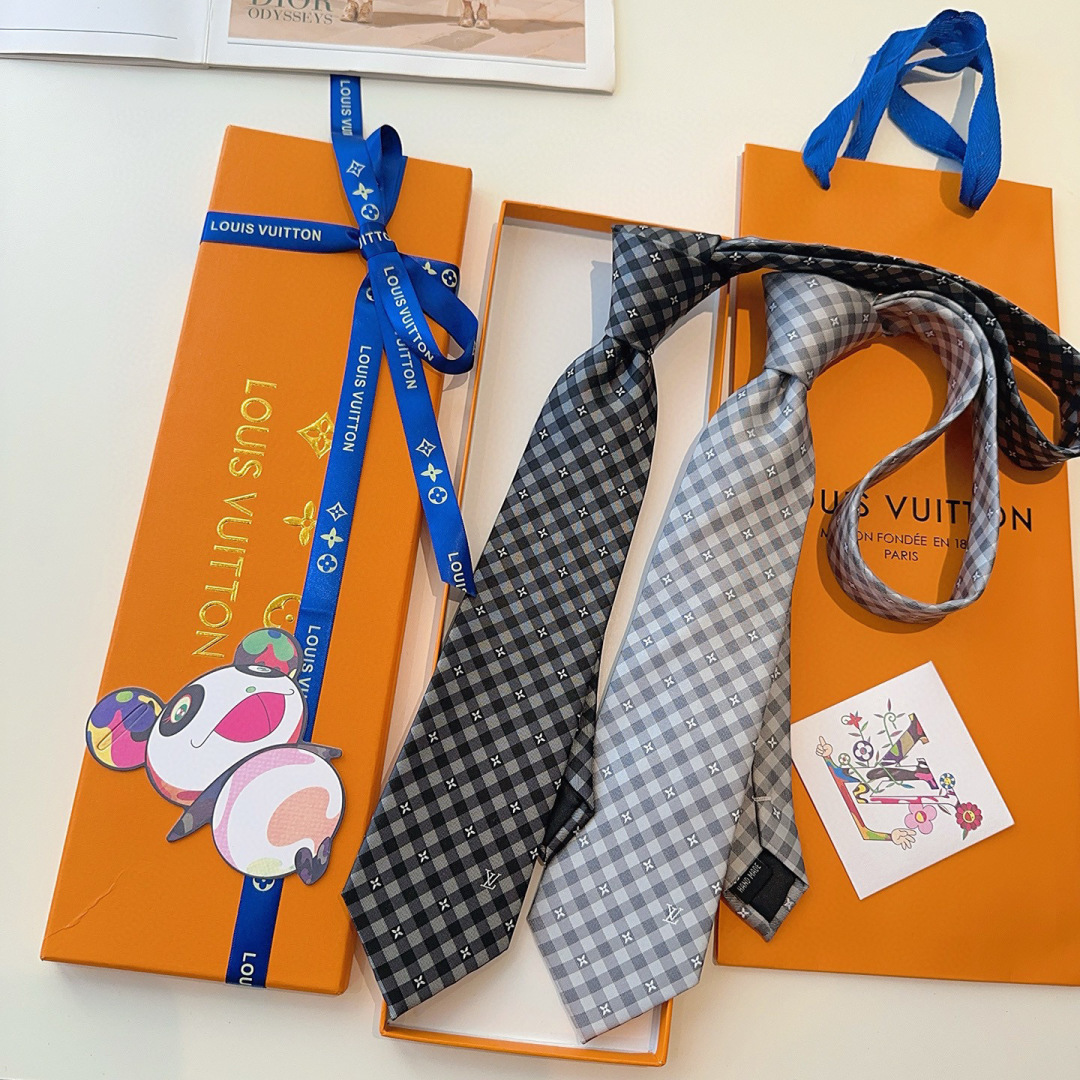 特 Flowers Check桑蚕丝领带于意大利匠心打造，以简约笔触诠释考究格调。经典格纹融入Monog