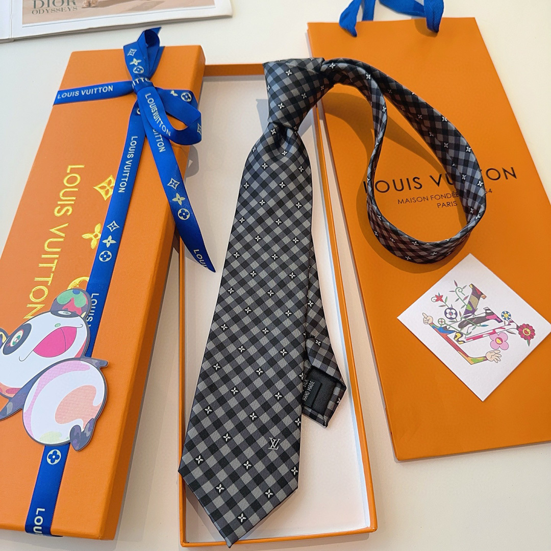 特 Flowers Check桑蚕丝领带于意大利匠心打造，以简约笔触诠释考究格调。经典格纹融入Monog