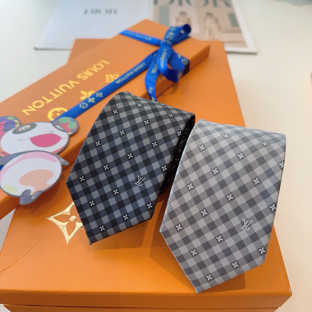 特 Flowers Check桑蚕丝领带于意大利匠心打造，以简约笔触诠释考究格调。经典格纹融入Monog