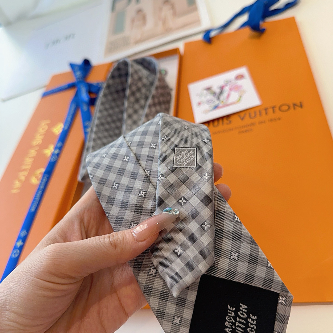 特 Flowers Check桑蚕丝领带于意大利匠心打造，以简约笔触诠释考究格调。经典格纹融入Monog