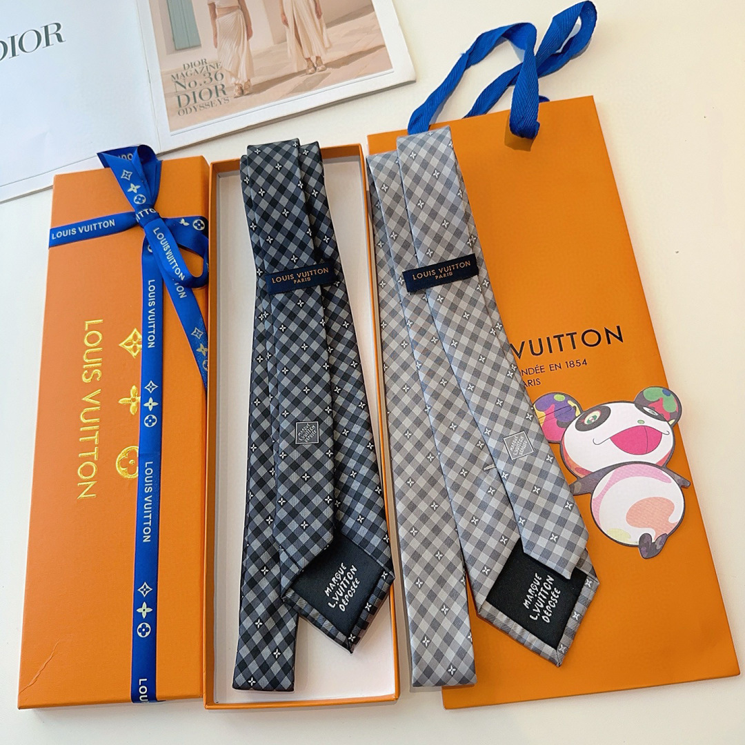 特 Flowers Check桑蚕丝领带于意大利匠心打造，以简约笔触诠释考究格调。经典格纹融入Monog