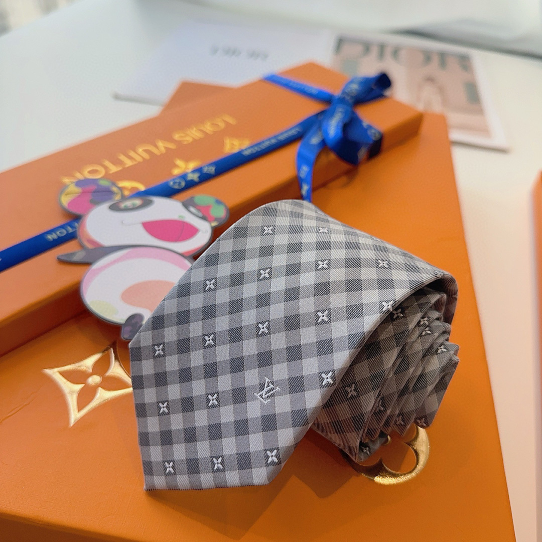 特 Flowers Check桑蚕丝领带于意大利匠心打造，以简约笔触诠释考究格调。经典格纹融入Monog