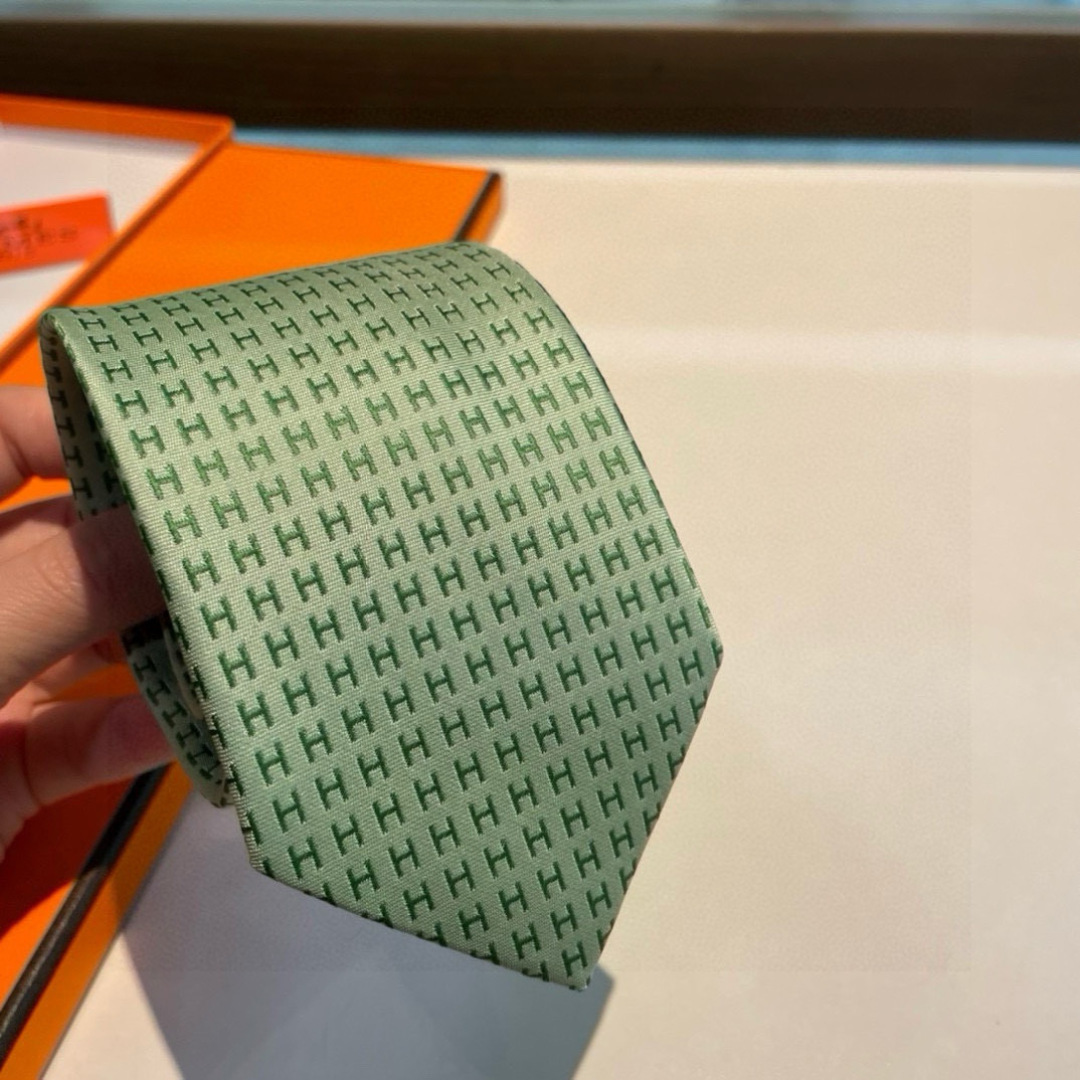爱马仕H字母男士新款领带系列👔👔，让男士可以充分展示自己个性。100%顶级斜纹真丝手工定制‼