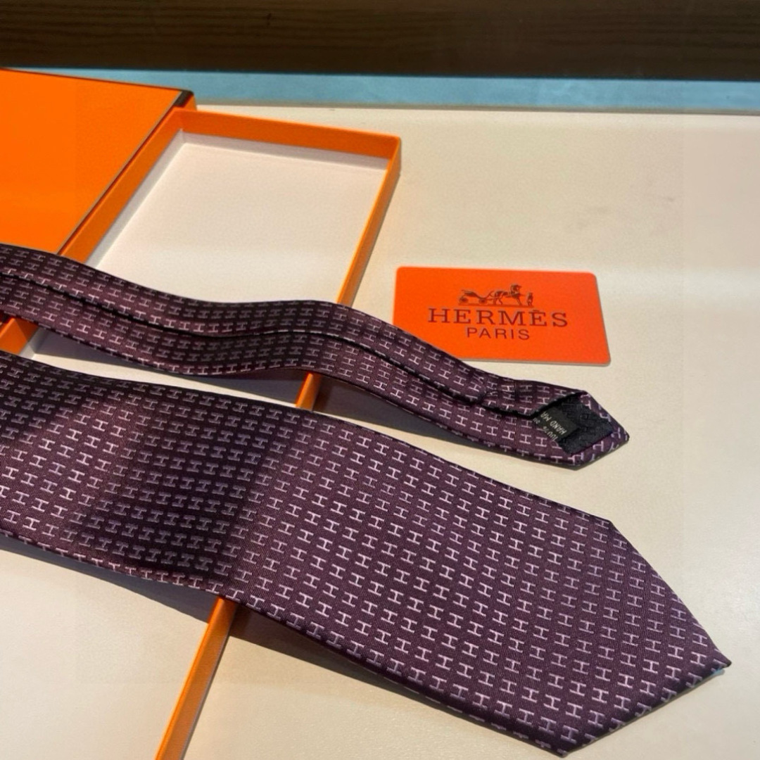 爱马仕H字母男士新款领带系列👔👔，让男士可以充分展示自己个性。100%顶级斜纹真丝手工定制‼