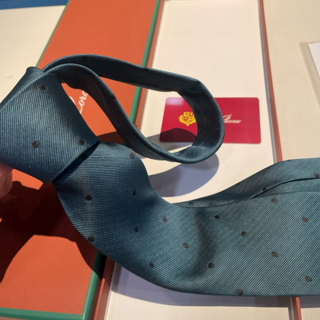 特 配包装 皮安娜LP 专柜同款🎊英伦欧美范儿 一款时尚的男士领带 🎆颜色搭配波点很协调，低调奢侈大气的