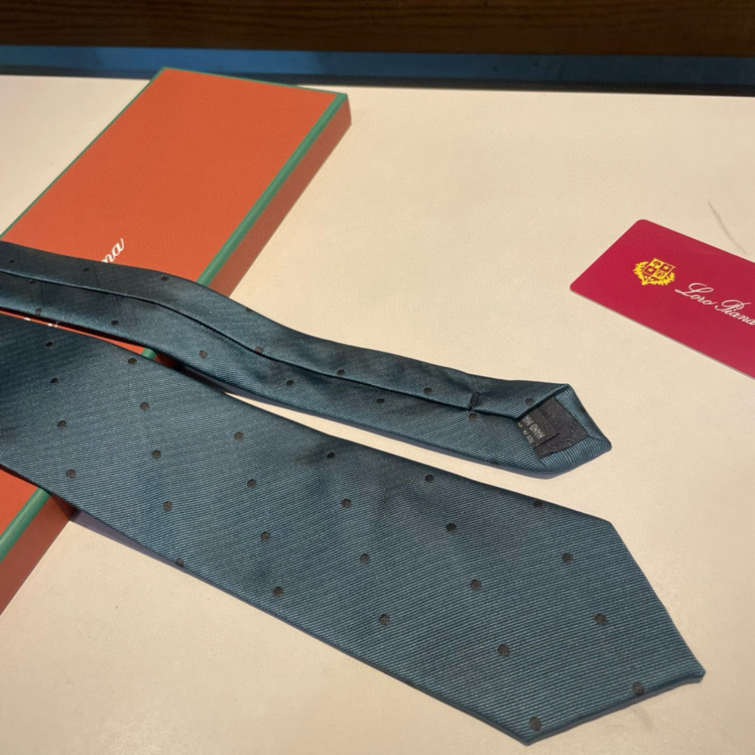 特 配包装 皮安娜LP 专柜同款🎊英伦欧美范儿 一款时尚的男士领带 🎆颜色搭配波点很协调，低调奢侈大气的