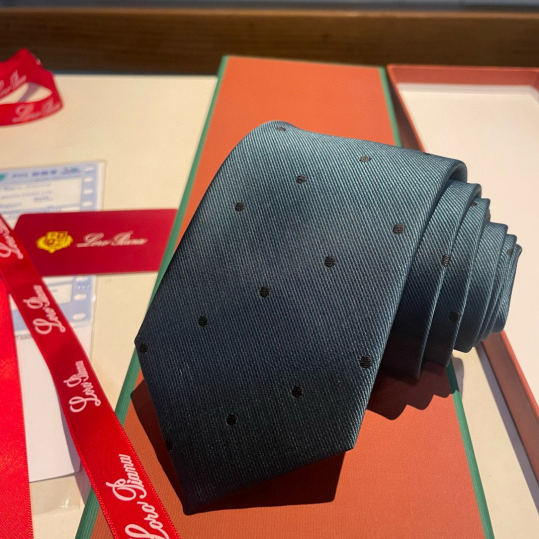 特 配包装 皮安娜LP 专柜同款🎊英伦欧美范儿 一款时尚的男士领带 🎆颜色搭配波点很协调，低调奢侈大气的