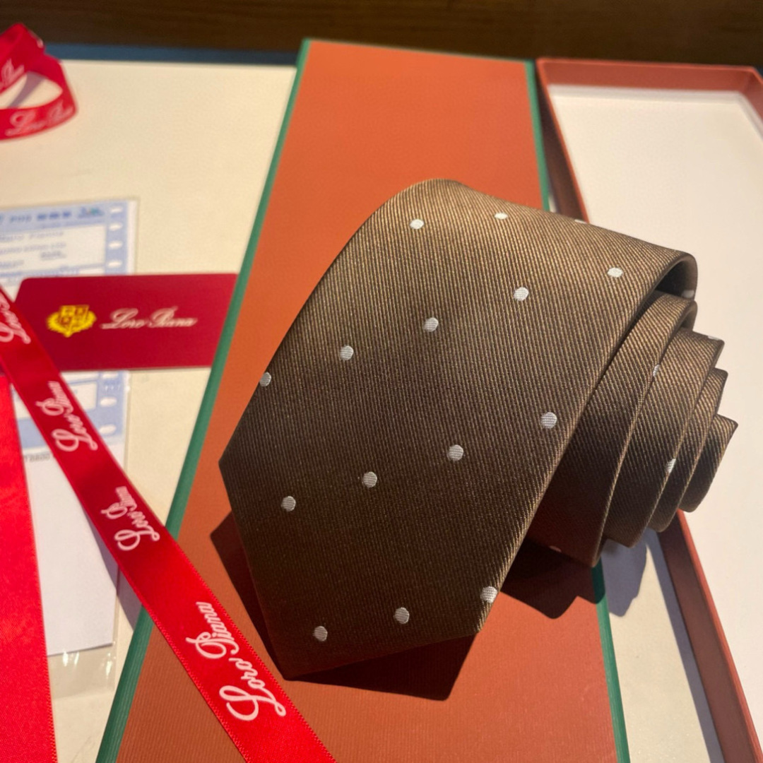 特 配包装 皮安娜LP 专柜同款🎊英伦欧美范儿 一款时尚的男士领带 🎆颜色搭配波点很协调，低调奢侈大气的