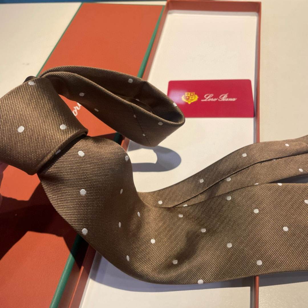 特 配包装 皮安娜LP 专柜同款🎊英伦欧美范儿 一款时尚的男士领带 🎆颜色搭配波点很协调，低调奢侈大气的