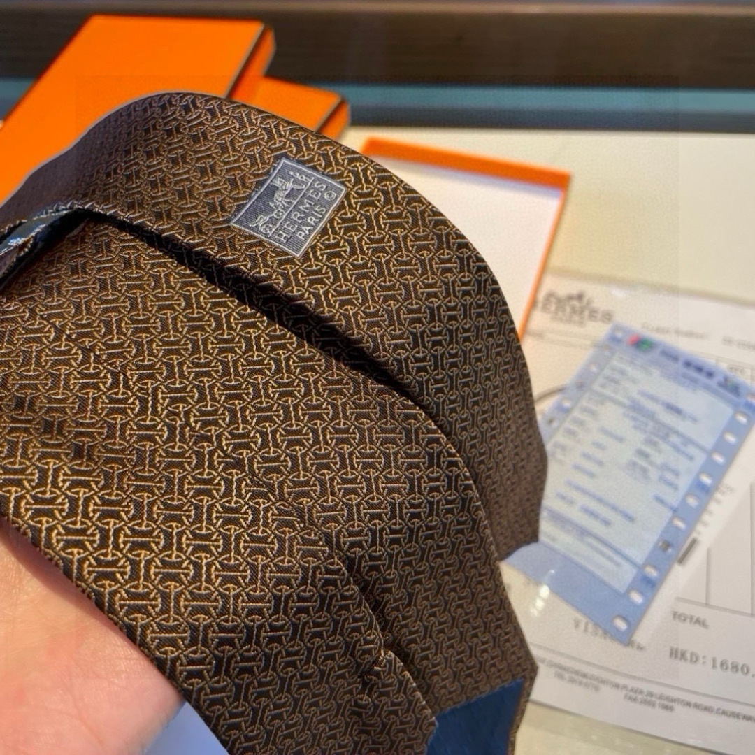 爱马仕H字母男士新款领带系列👔👔，让男士可以充分展示自己个性。100%顶级斜纹真丝手工定制‼