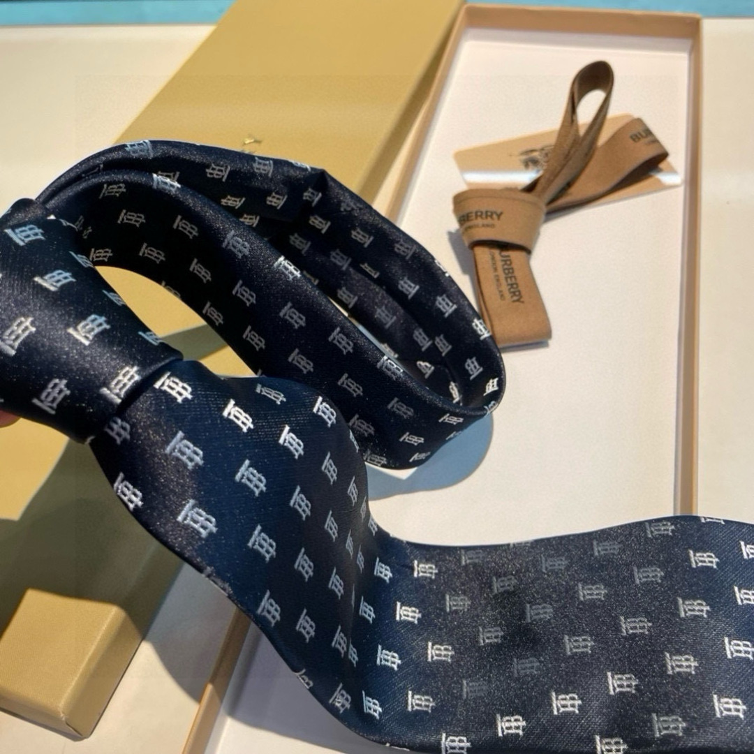 👏B家专柜同步领带出货啦‼️‼️ 巴宝莉男士👔👔，稀有😻😻展现精湛手工与时尚优雅的理想选择，以最经典的巴