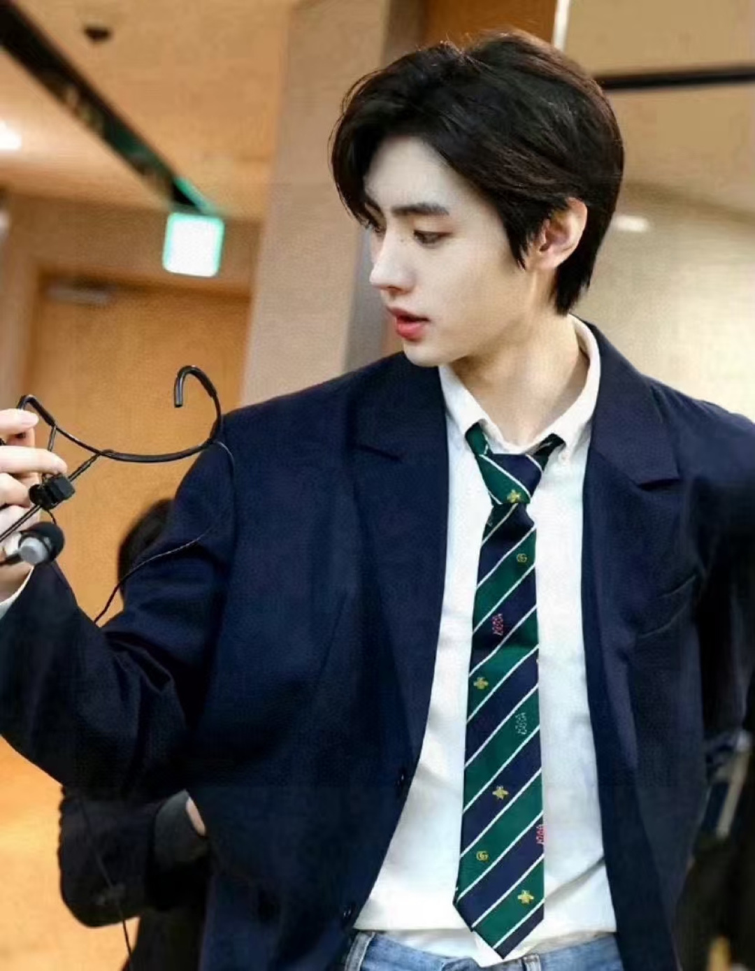 G家男士领带系列👔👔，稀有🐝🐝展现精湛手工与时尚优雅的理想选择，这款领带将标志性的主题动物小蜜蜂与斜纹织