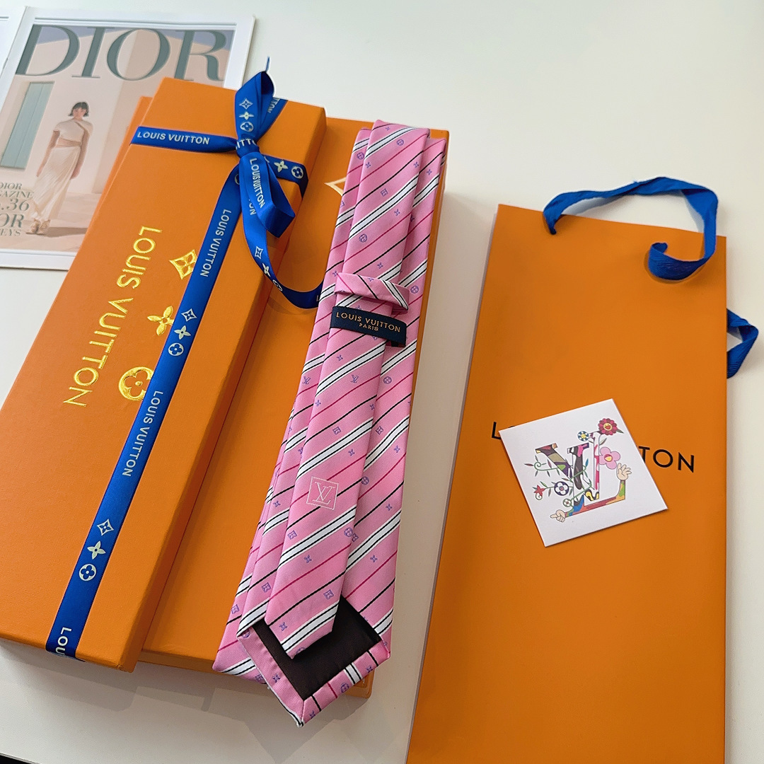特 👏👏专柜同歩👔👔精致的小Logo提花，低调奢华大气的配色，这款领带将Lv标志性的Damier图案以同