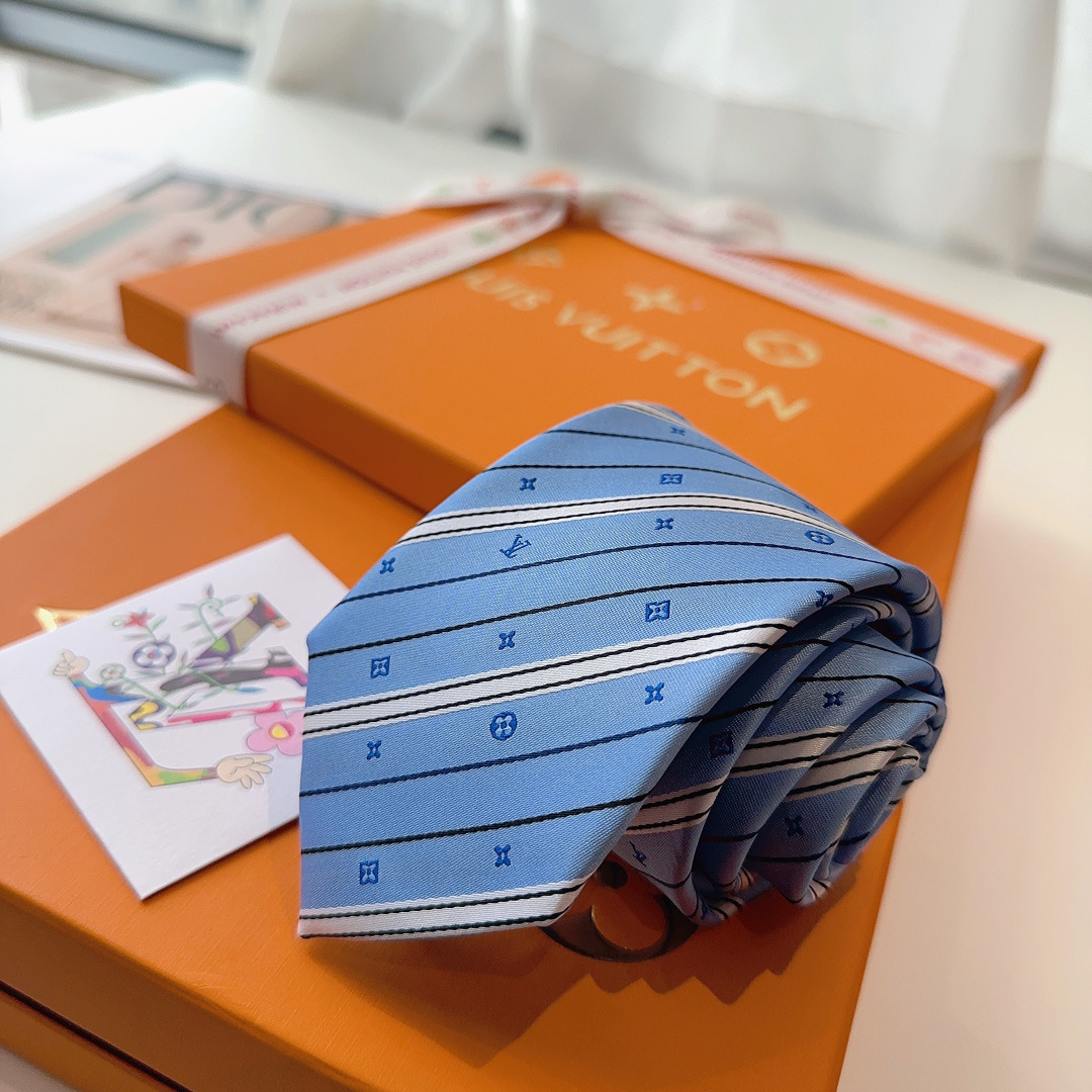 特 👏👏专柜同歩👔👔精致的小Logo提花，低调奢华大气的配色，这款领带将Lv标志性的Damier图案以同