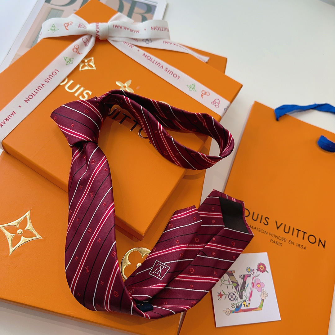 特 👏👏专柜同歩👔👔精致的小Logo提花，低调奢华大气的配色，这款领带将Lv标志性的Damier图案以同