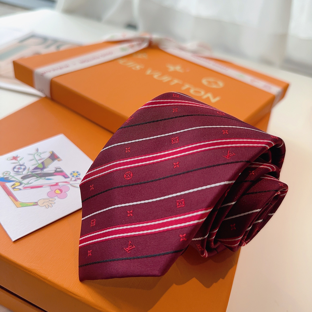 特 👏👏专柜同歩👔👔精致的小Logo提花，低调奢华大气的配色，这款领带将Lv标志性的Damier图案以同