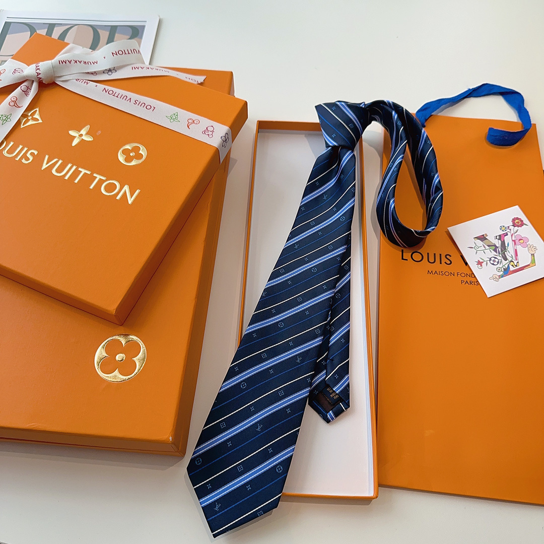 特 👏👏专柜同歩👔👔精致的小Logo提花，低调奢华大气的配色，这款领带将Lv标志性的Damier图案以同
