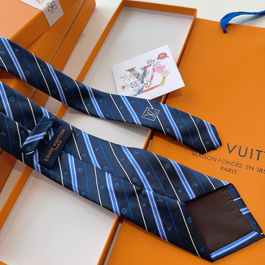 特 👏👏专柜同歩👔👔精致的小Logo提花，低调奢华大气的配色，这款领带将Lv标志性的Damier图案以同