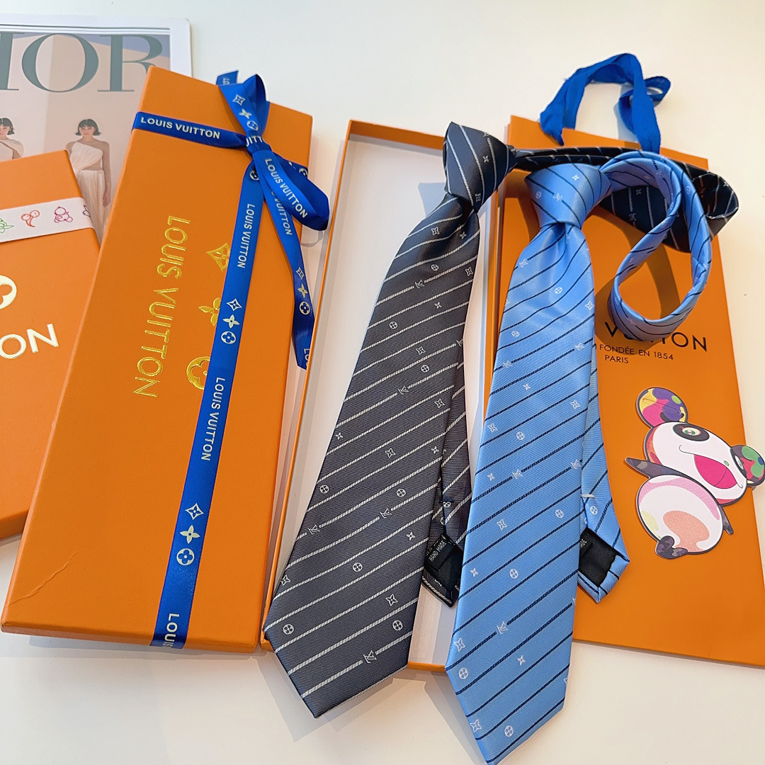 特 Monogram PinstriPes领带取材桑蚕丝，为简约细条纹穿插精巧 LV字母与 Monogr