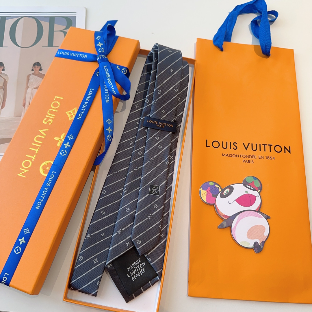 特 Monogram PinstriPes领带取材桑蚕丝，为简约细条纹穿插精巧 LV字母与 Monogr