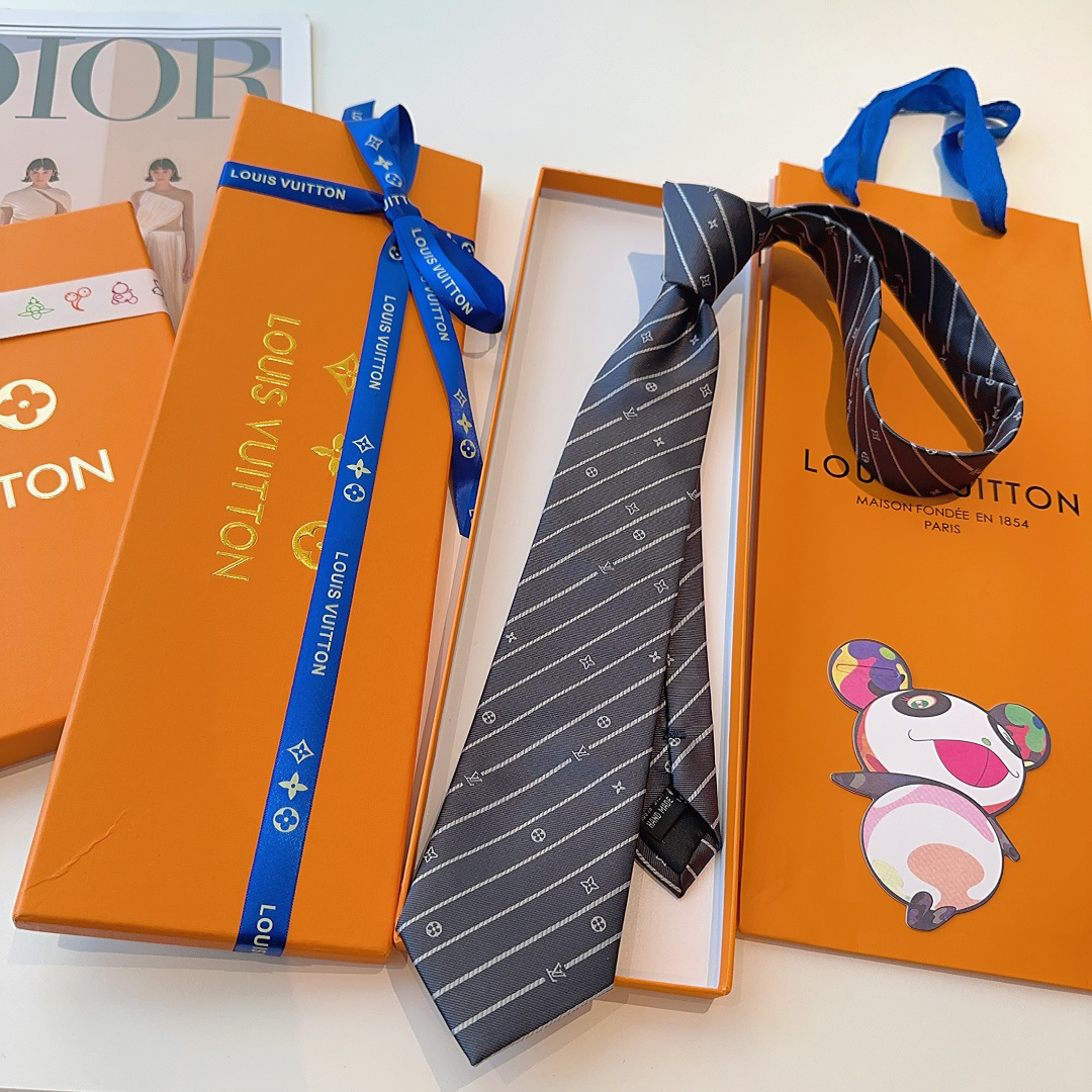 特 Monogram PinstriPes领带取材桑蚕丝，为简约细条纹穿插精巧 LV字母与 Monogr