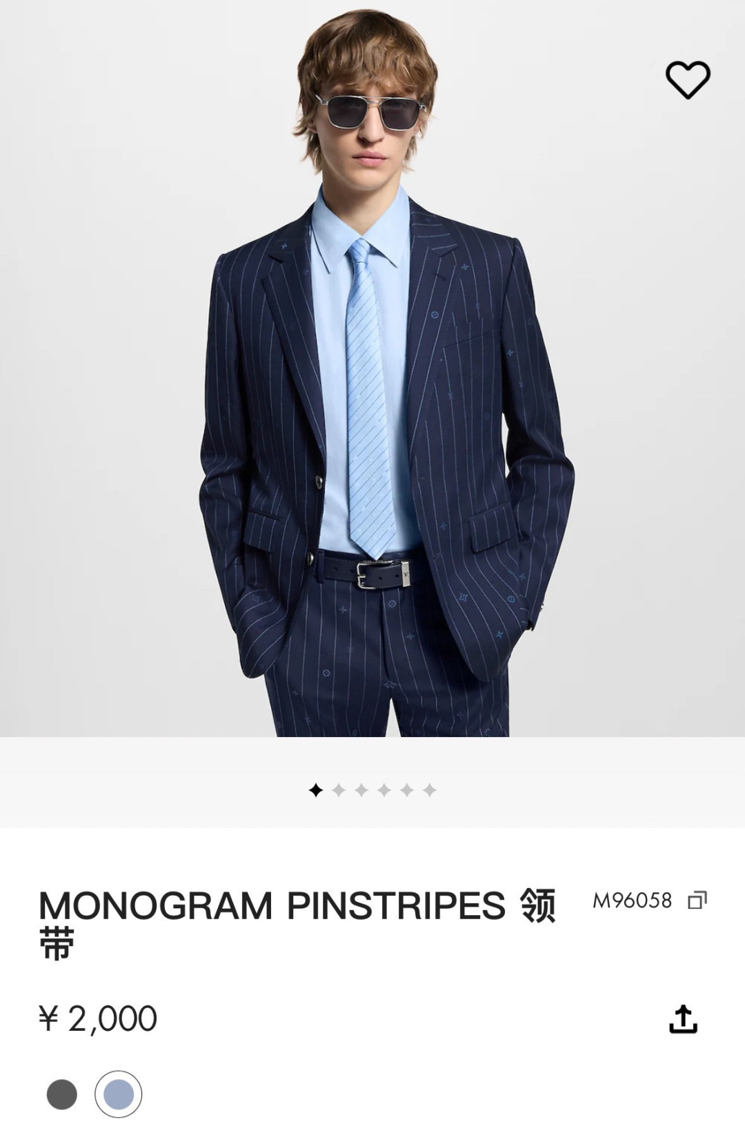 特 Monogram PinstriPes领带取材桑蚕丝，为简约细条纹穿插精巧 LV字母与 Monogr