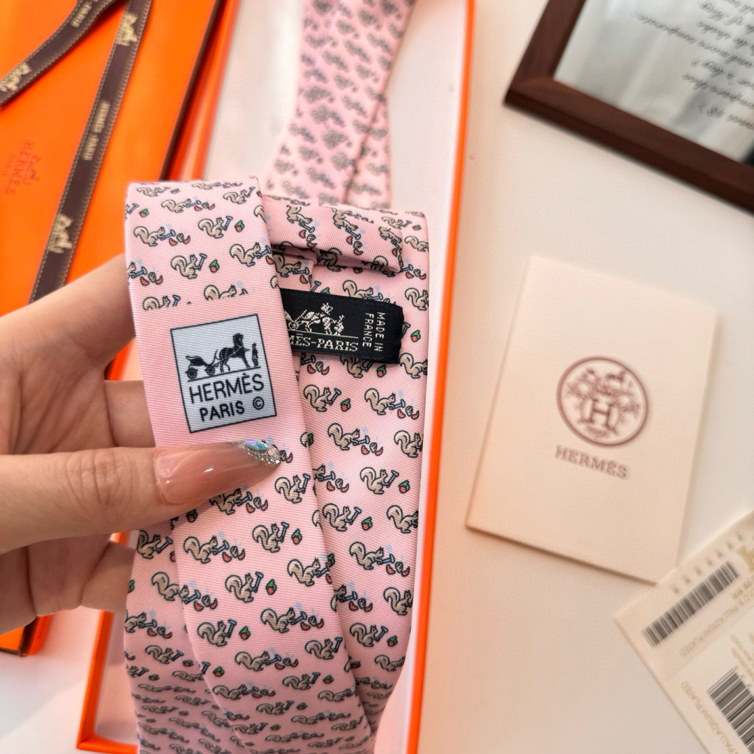 特 手工缝制斜纹真丝领带（100%桑蚕丝）。这件蕴含创意巧思的作品饰有令人惊喜的细节，佩戴这款精美领带，