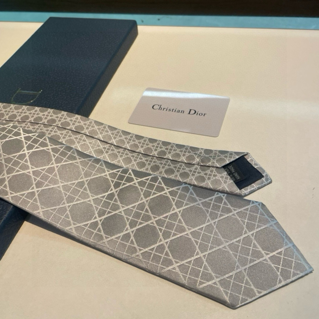 👏👏Dior家新款领带 👔👔Dior男士蚕丝藤格纹领带 稀有😻😻展现精湛手工与时尚优雅理想选择，这款采用