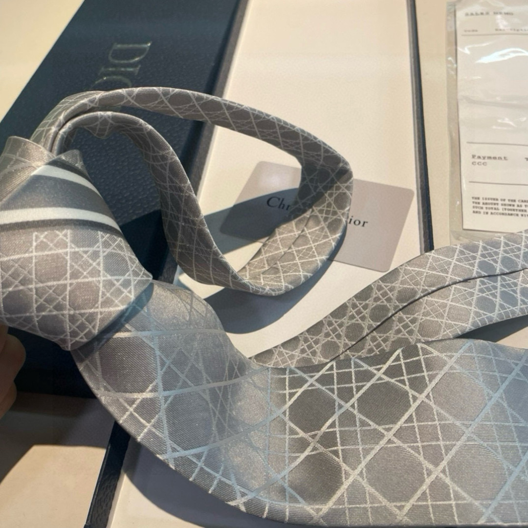 👏👏Dior家新款领带 👔👔Dior男士蚕丝藤格纹领带 稀有😻😻展现精湛手工与时尚优雅理想选择，这款采用