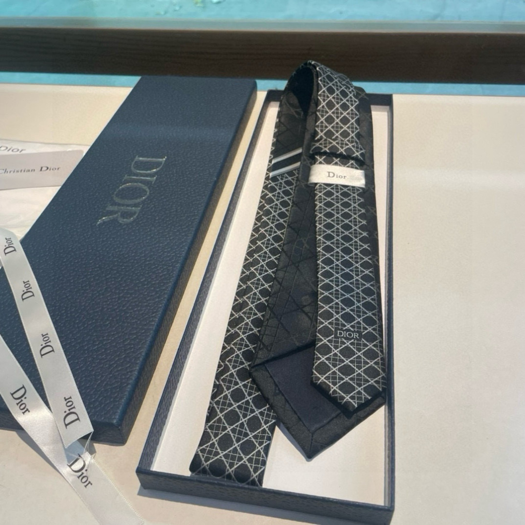 👏👏Dior家新款领带 👔👔Dior男士蚕丝藤格纹领带 稀有😻😻展现精湛手工与时尚优雅理想选择，这款采用