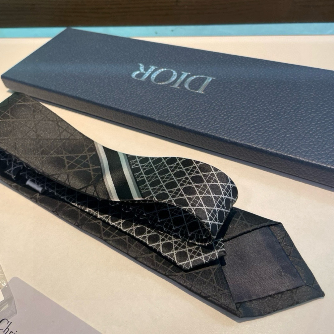 👏👏Dior家新款领带 👔👔Dior男士蚕丝藤格纹领带 稀有😻😻展现精湛手工与时尚优雅理想选择，这款采用