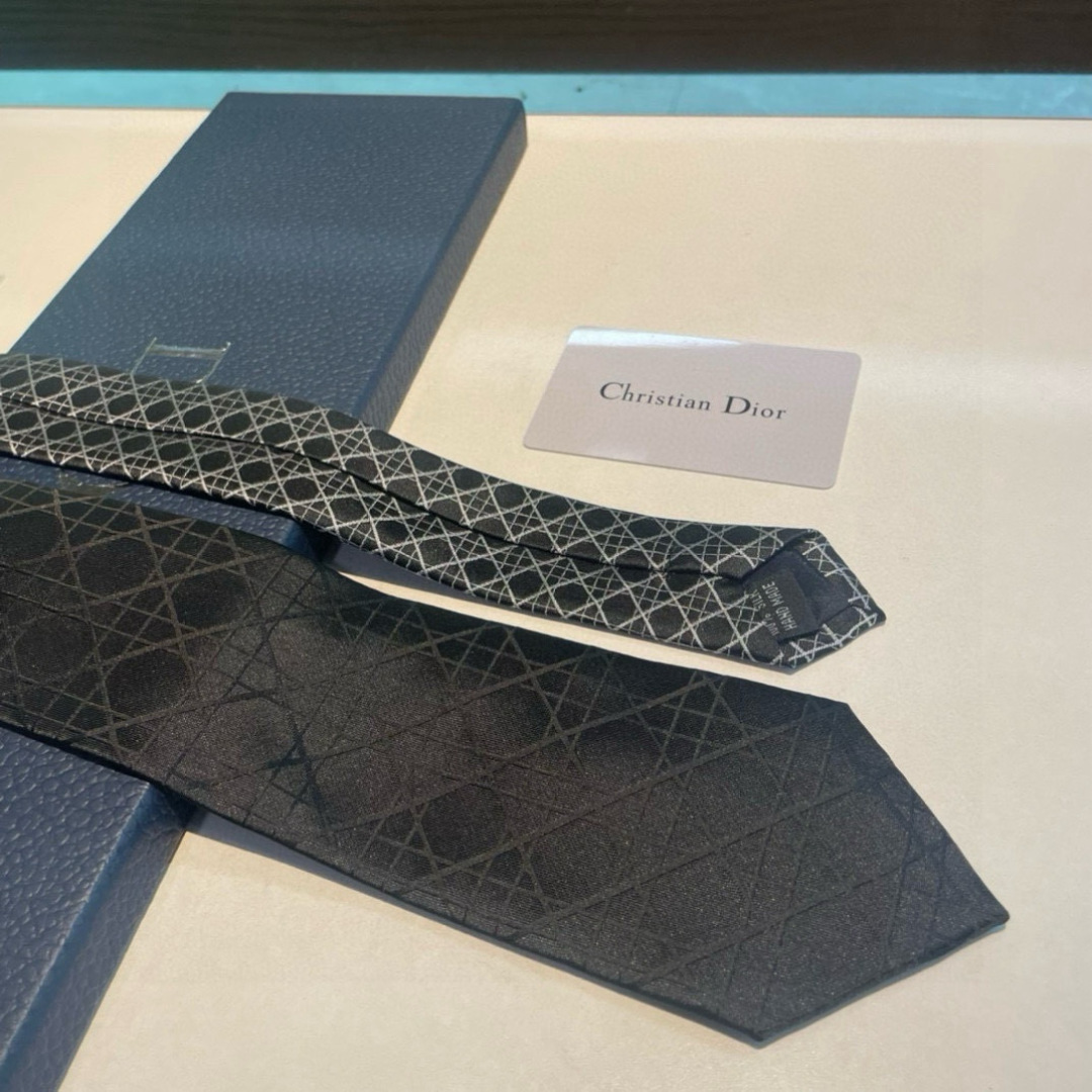 👏👏Dior家新款领带 👔👔Dior男士蚕丝藤格纹领带 稀有😻😻展现精湛手工与时尚优雅理想选择，这款采用