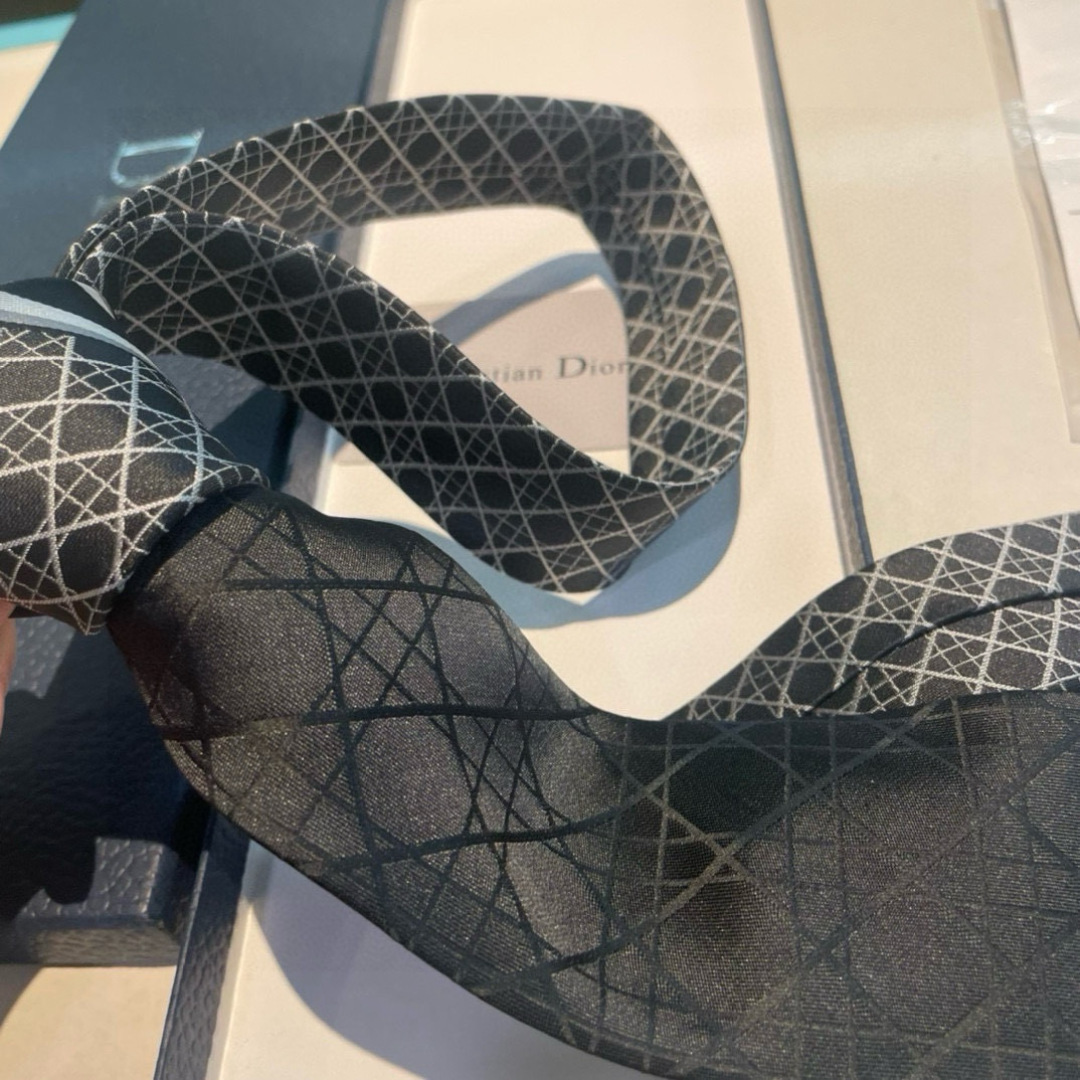👏👏Dior家新款领带 👔👔Dior男士蚕丝藤格纹领带 稀有😻😻展现精湛手工与时尚优雅理想选择，这款采用
