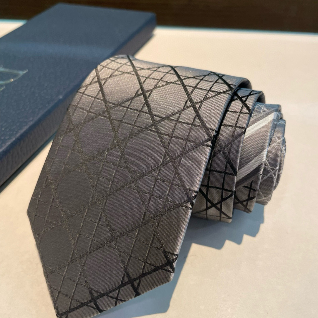 👏👏Dior家新款领带 👔👔Dior男士蚕丝藤格纹领带 稀有😻😻展现精湛手工与时尚优雅理想选择，这款采用