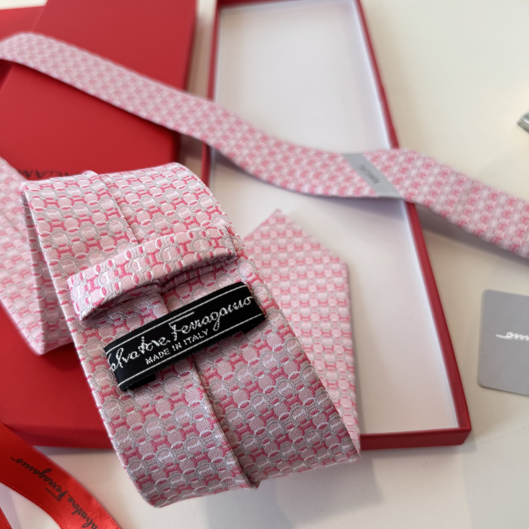 特 配包装 菲拉格慕男士新款领带系列👔👔，让男士可以充分展示自己个性。100%顶级斜纹真丝手工定制‼
