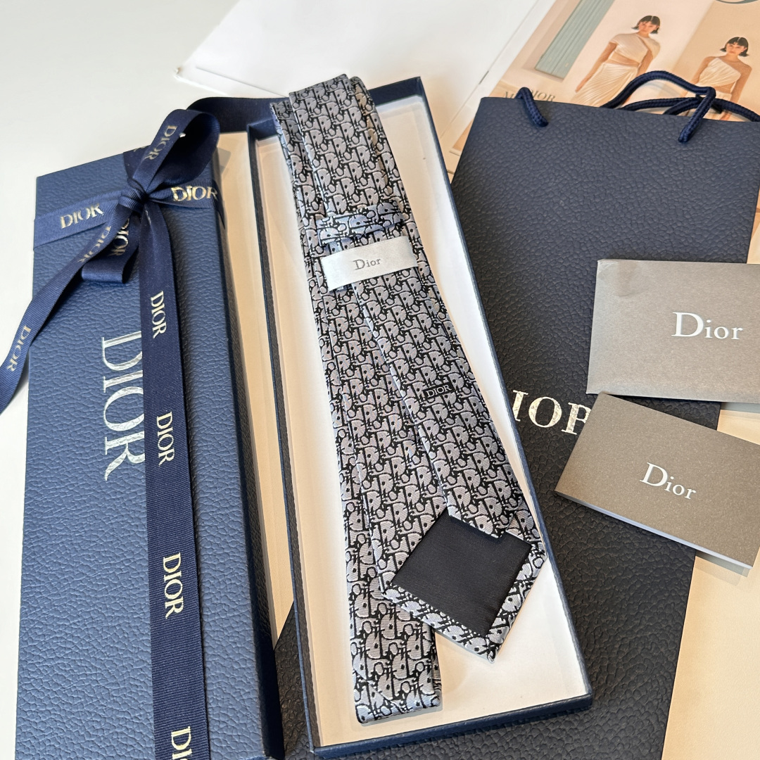 特 这款领带突显蓝色 Oblique Pixel 印花，全新演绎经典图案。采用淡蓝色桑蚕丝面料精心制作，