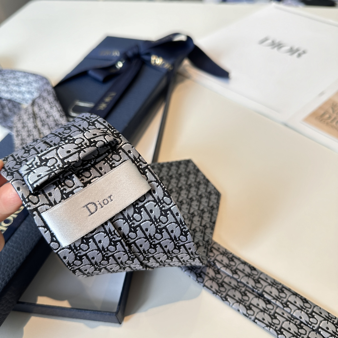 特 这款领带突显蓝色 Oblique Pixel 印花，全新演绎经典图案。采用淡蓝色桑蚕丝面料精心制作，