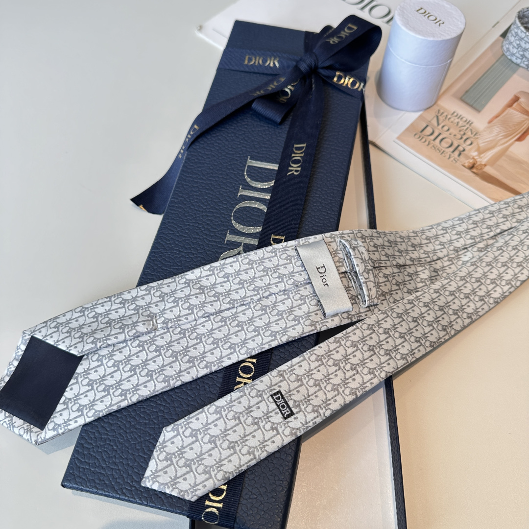 特 这款领带突显蓝色 Oblique Pixel 印花，全新演绎经典图案。采用淡蓝色桑蚕丝面料精心制作，