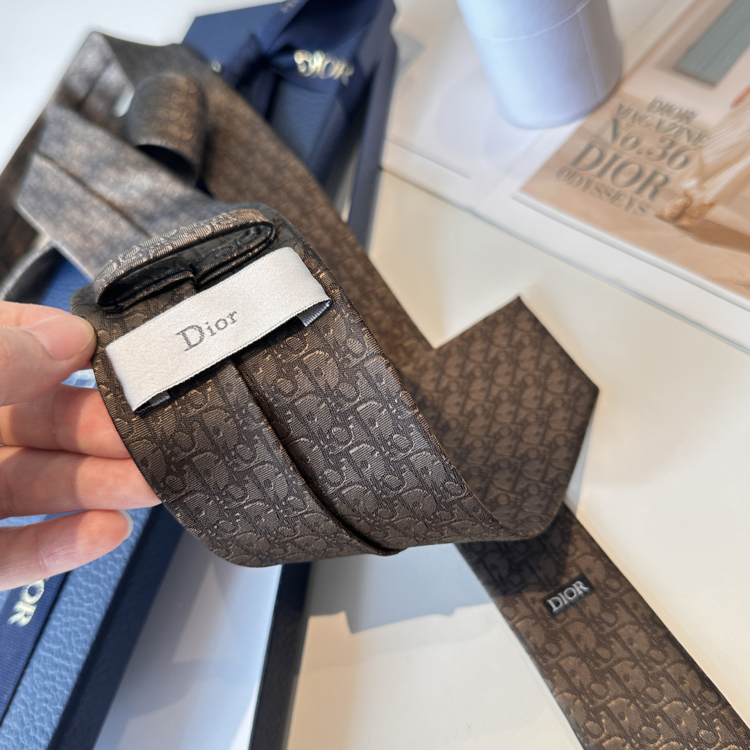 特 这款领带突显蓝色 Oblique Pixel 印花，全新演绎经典图案。采用淡蓝色桑蚕丝面料精心制作，